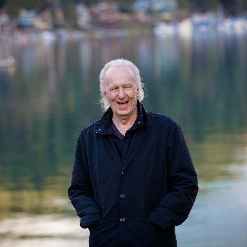 John Kehoe riendo y disfrutando en un lago